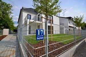 Hausansicht - Erstbezug - Exklusive Erdgeschosswohnung mit 210 qm XXL Garten