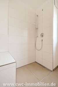 Badezimmer mit bodengl. Dusche - Erstbezug - Exklusive 3-Zi. Architektenwohnung