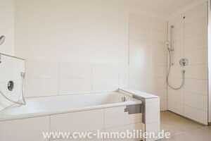 Badezimmer mit Wanne - Erstbezug - Exklusive 3-Zi. Architektenwohnung