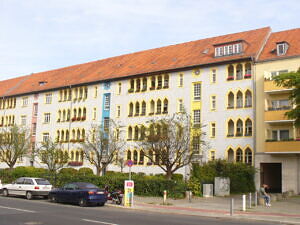 Farbenfrohes Mietshaus in der Bismarckstraße in Berlin-Steglitz