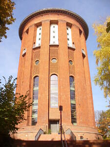 40 Meter hoher Wasserturm von 193 auf dem Friedhof Bergstraße in Berlin-Steglitz