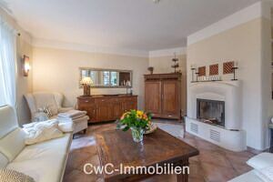 Wohnzimmer mit Kamin