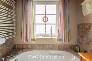Badezimmer mit Dusche + Wanne